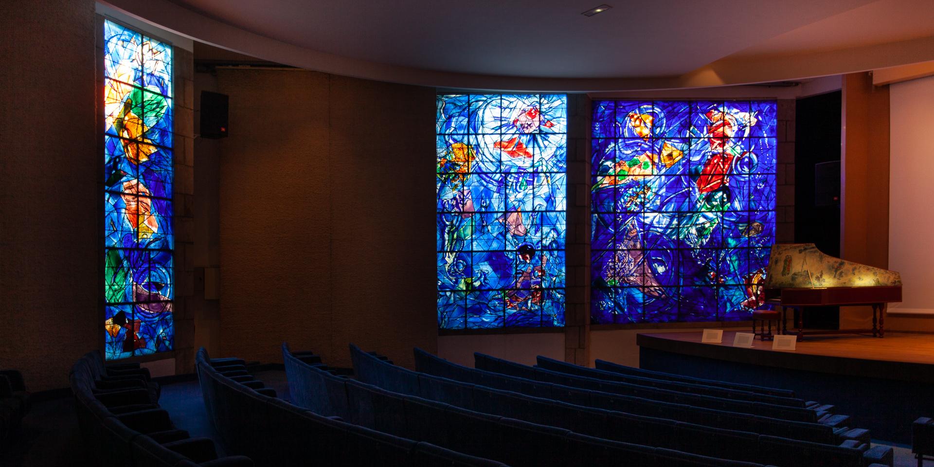 auditorium, vitraux, musée Chagall, photo Gilles Ehrentrant, 2021
