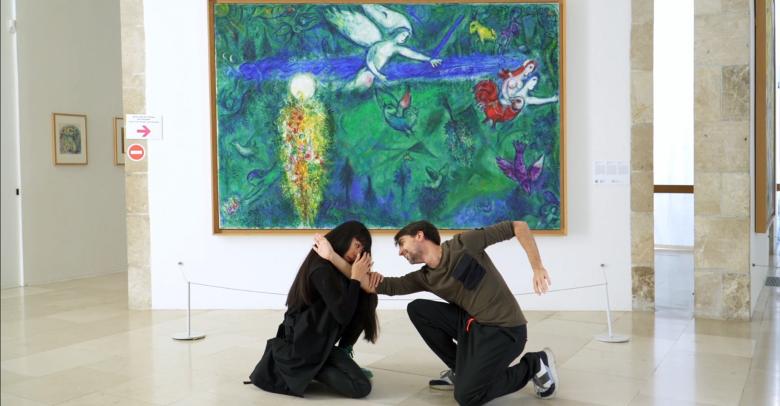 Mimoza Koike et Asier Edeso devant tableau de Marc Chagall, Adam et Eve chassés du Paradis (1961), musée Chagall, Nice. Capture vidéo (c) Patrick Massabo, 2023