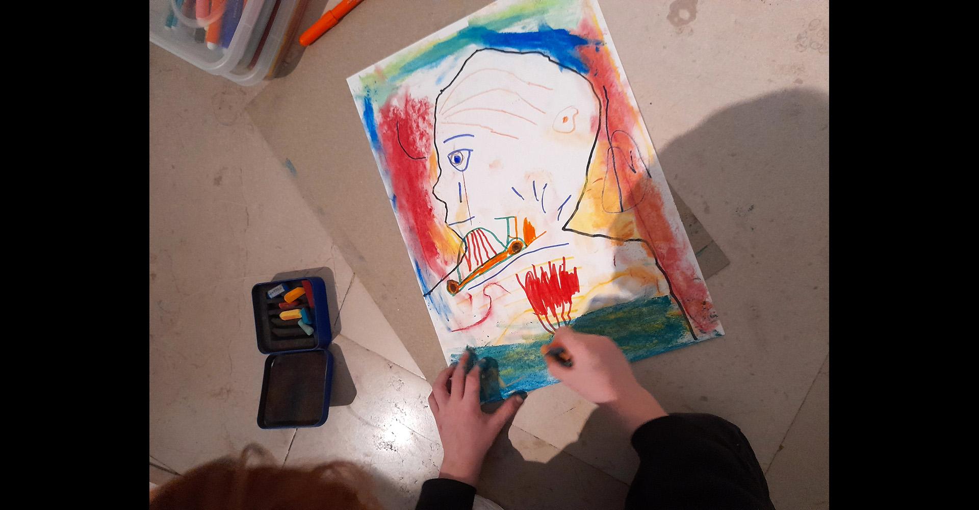 Visite atelier créatif, enfant dessinant, musée Chagall, Autoportrait, printemps 2023