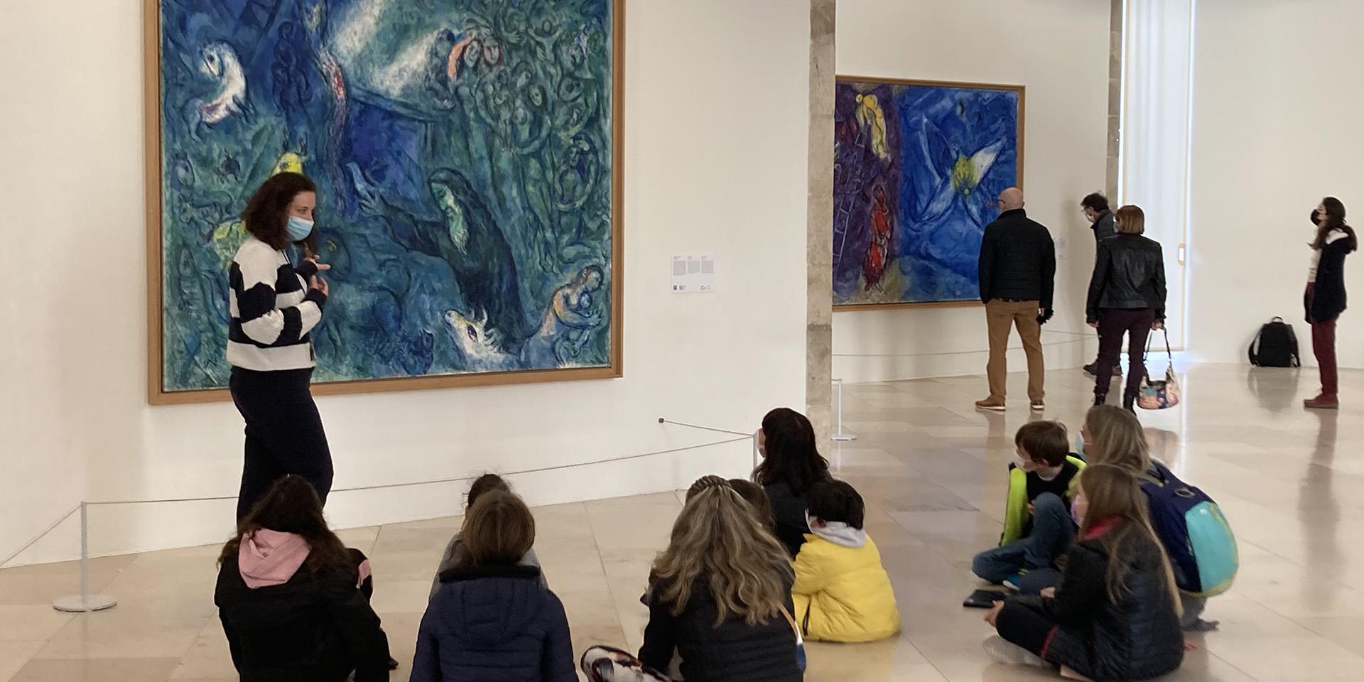 visite guidée, salle du Message Biblique, musée national Marc Chagall, Nice. (c) ADAGP, Paris, 2022