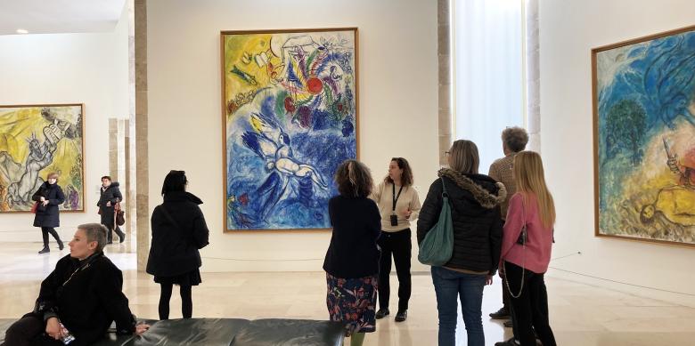 Visite guidée adultes, Claudia Governa, musée Chagall, salle Message Biblique, Nice (c) ADAGP, Paris, 2024
