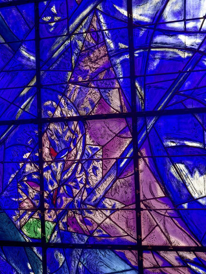 Marc Chagall, "La Création du monde" (détail, vitraux, 1971-1972, maître-verrier : Charles Marcq), musée national Marc Chagall, Nice. (c) Photo : François Fernandez (c) ADAGP, Paris, 2022