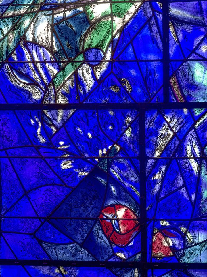 Marc Chagall, "La Création du monde" (détail, vitraux, 1971-1972, maître-verrier : Charles Marcq), musée national Marc Chagall, Nice. © Photo : François Fernandez © ADAGP, Paris, 2022