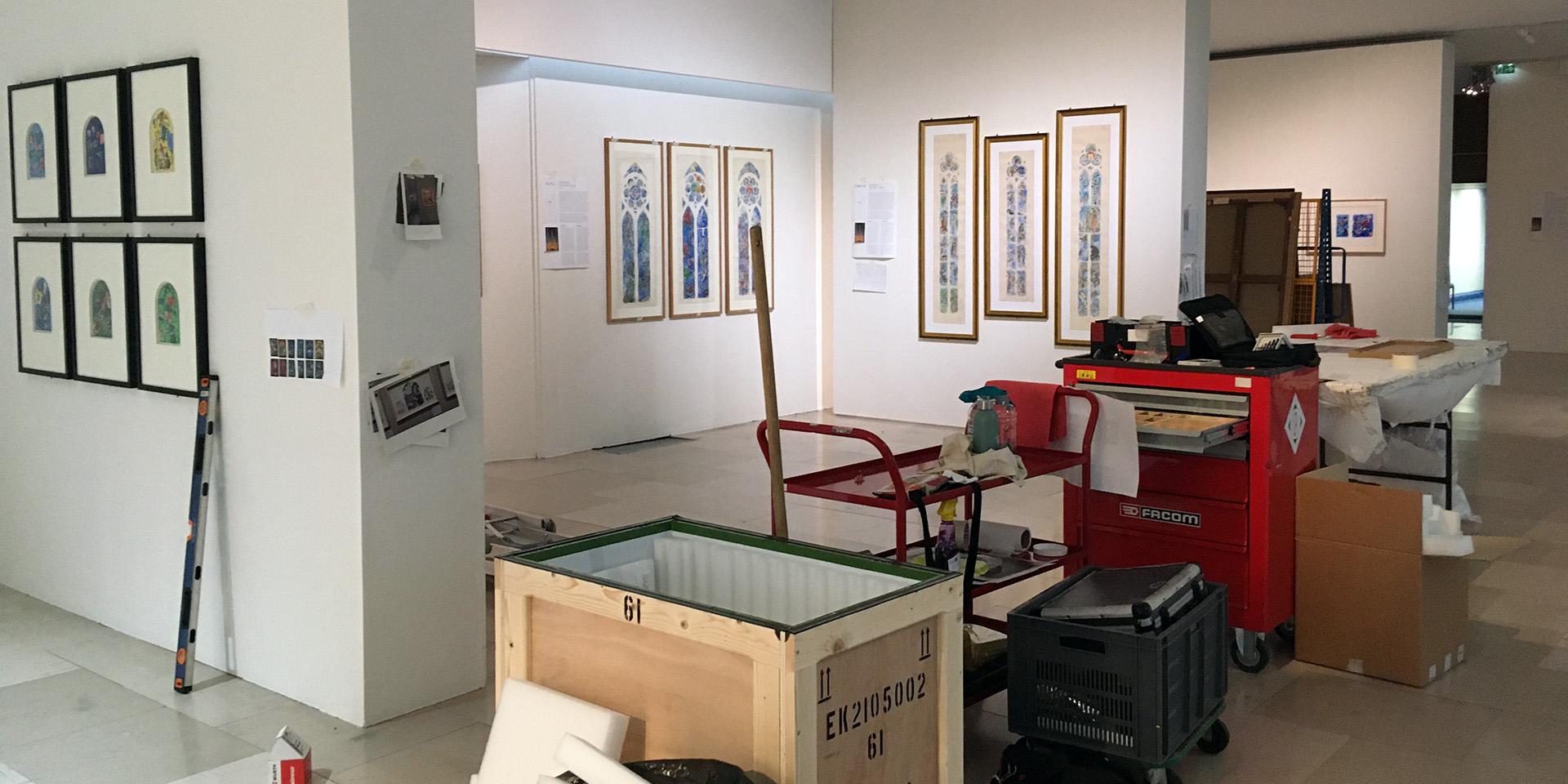 montage, exposition, Marc Chagall, passeur de lumière, vitrail, musée Chagall, Nice, ADAGP, 2022