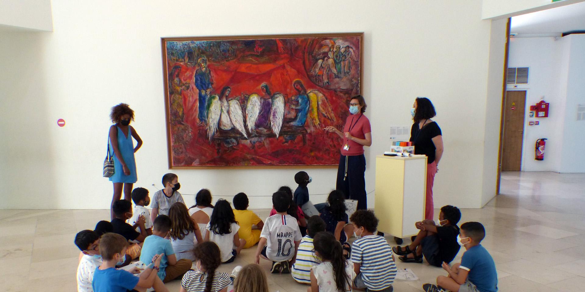 visite jeune public, musée Chagall, salle Message Biblique. Abraham et les trois anges (c) ADAGP, Paris, 2021