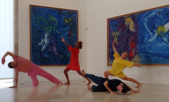 Collectif Case, performance dansée dans la salle du Message Biblique. Nice, musée national Marc Chagall. (c) Photo (DR)/Mars aux musées (c)  ADAGP, Paris, 2021. 