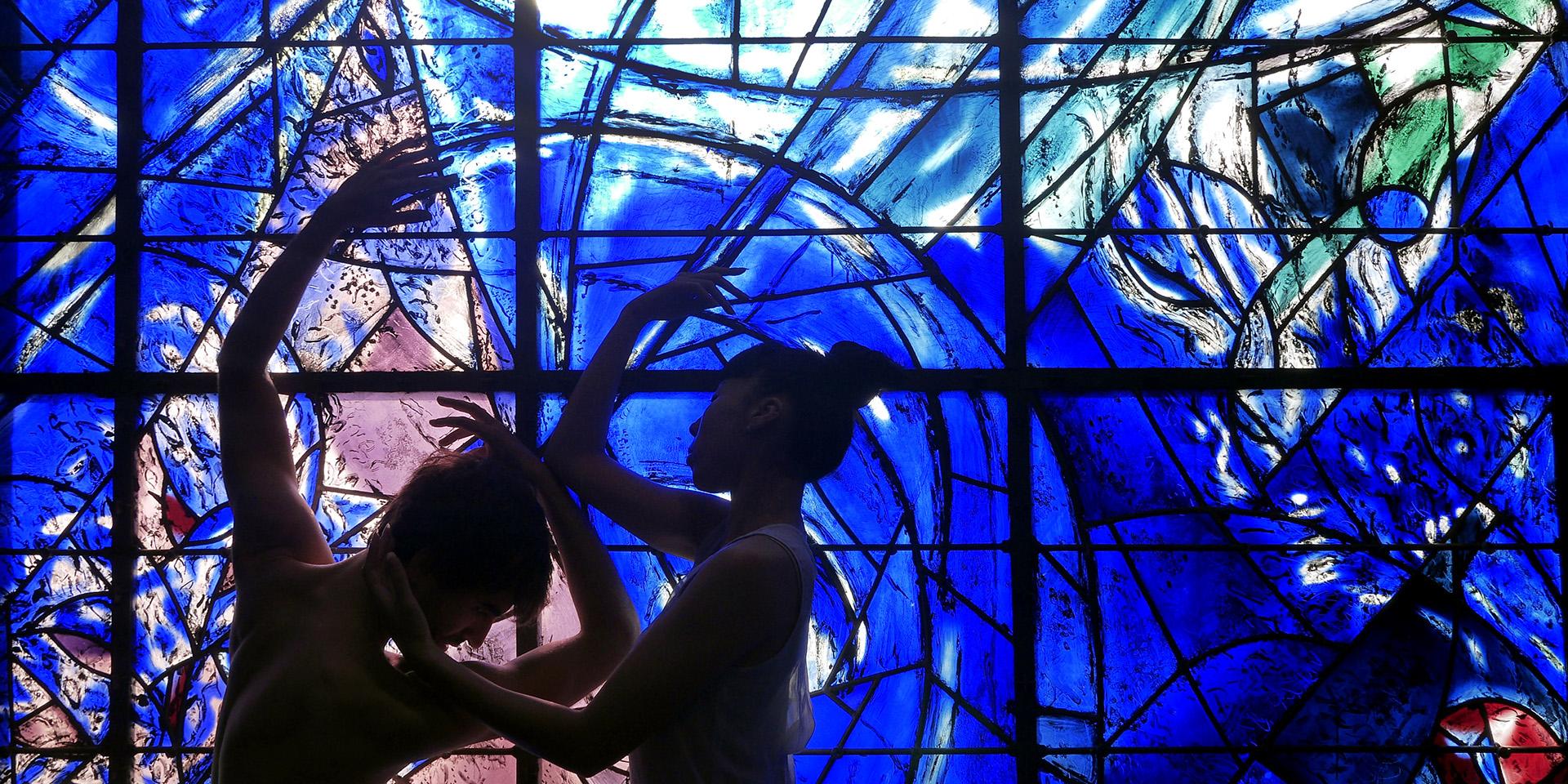 Danseurs des Ballets de Monte-Carlo devant le vitrail "La Création du monde" (détail) de Marc Chagall (1887-1985), 1971-1972, musée national Marc Chagall, Nice. Photo: Agnès Roux ©ADAGP, Paris, 2021.