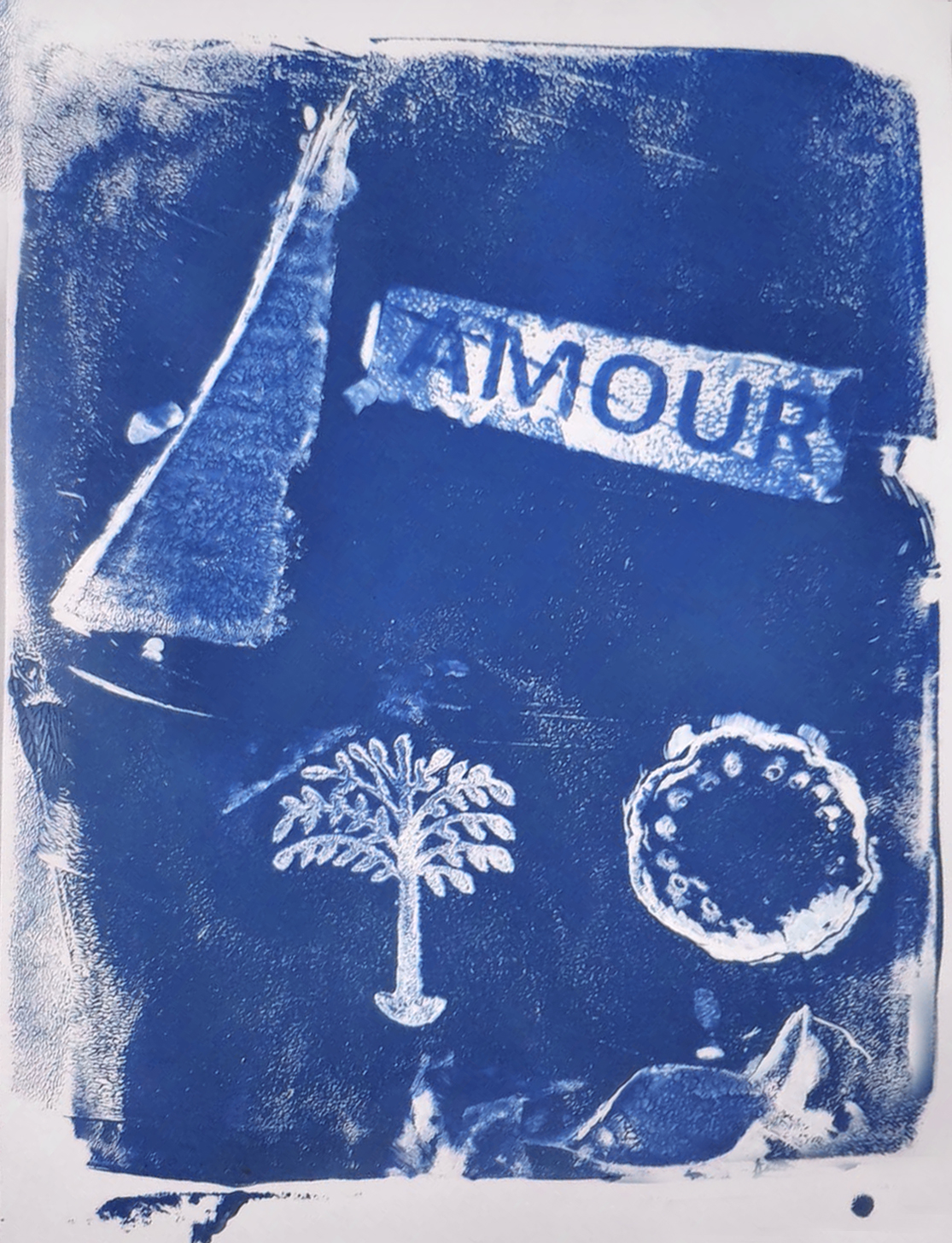 Empreinte réalisée sur fond bleu avec la technique du gelli print, avec un arbre et le mot amour
