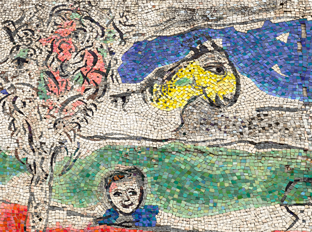 Marc Chagall, Le Fleuvre vert (détail, mosaïque, 1986), école La Fontette, Saint-Paul-de-Vence. Photo (c) : François Fernandez (c) ADAGP, Paris, 2025