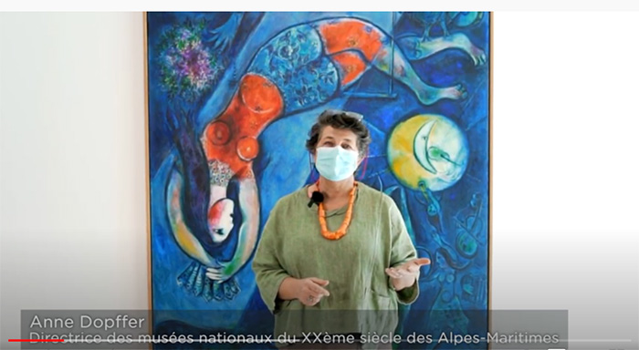 Anne Dopffer devant Le Cirque bleu de Marc Chagall (c) Mars aux Musées 2021 (c) ADAGP, 2021