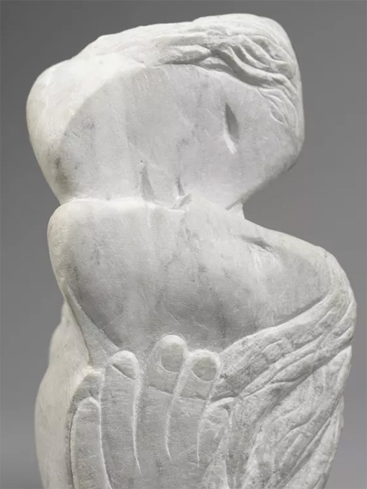 Marc Chagall, sculpture, Deux têtes, une main, marbre (c) Adagp, Paris, 2024