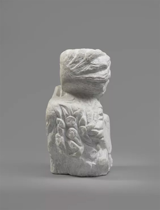 Chagall, sculpture, Deux têtes, une main, marbre (c) Adagp, paris, 2024