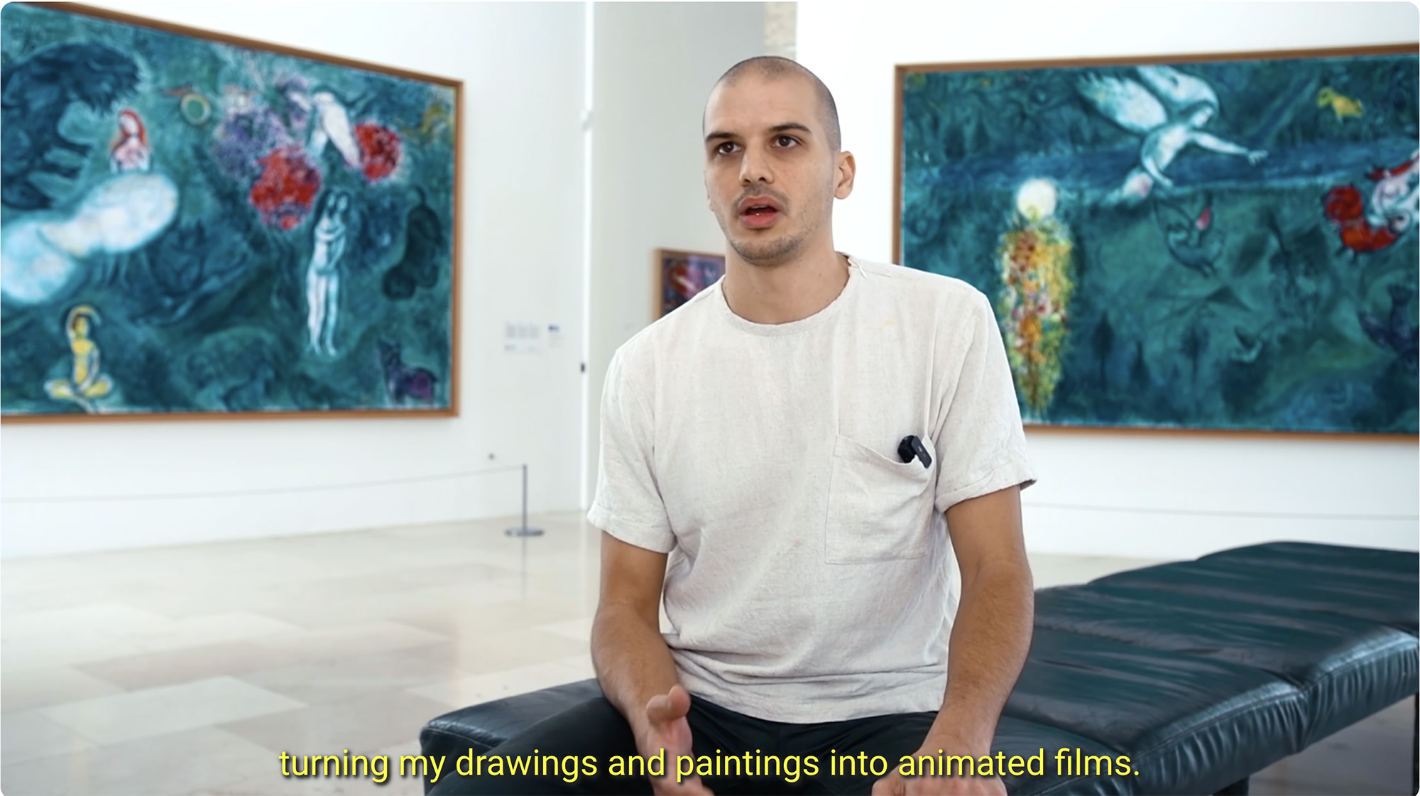 Jérémy Griffaud, devant les œuvres de Marc Chagall, cycle peint du Message Biblique. Nice, musée national Marc Chagall (c) Adagp, Paris, 2024