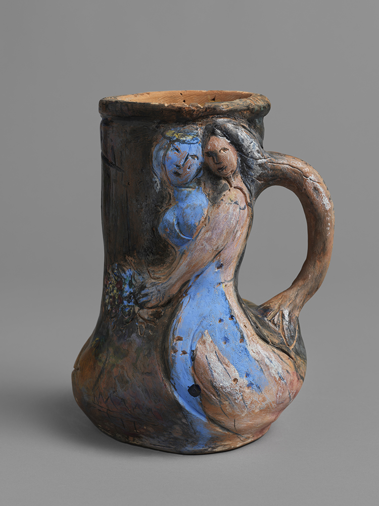 Marc CHAGALL, La Promenade II, 1961, terre ocre rouge, décor aux engobes et aux oxydes, émail partiel au pinceau, gravé au couteau et à la pointe sèche, 26 x 22 x 18 cm, Collection particulière © Fabrice Gousset /ADAGP, Paris, 2024