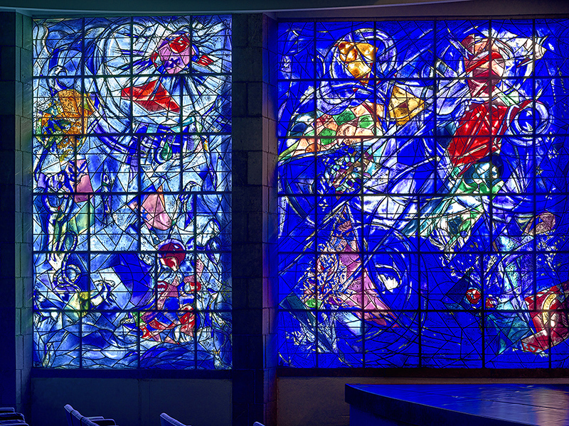 La Création du monde, vitraux de Marc Chagall, réalisés en collaboration avec le maître-verrier Charles Marq (1972-1973). Deux grands panneaux de verres colorés, aux tons bleus intenses dominants et qui évoquent les premiers jours de la création du monde.