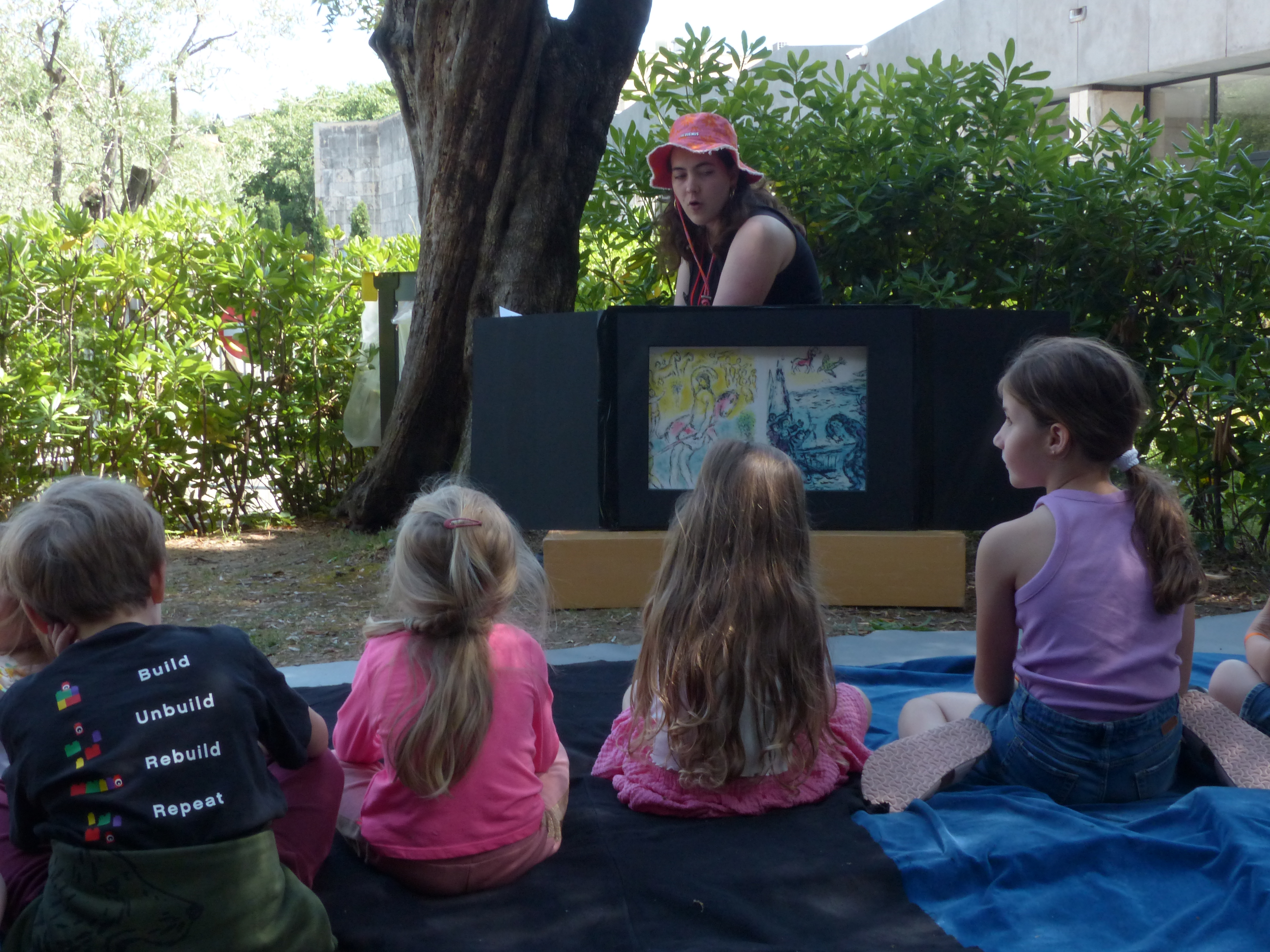 Séance de kamishibaï dans le jardin du musée