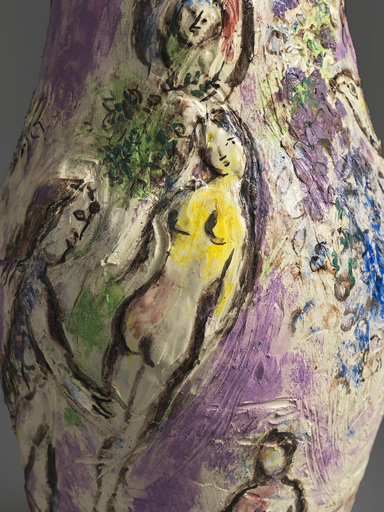 Marc Chagall, Vase mauve, 1964 (détail). Terre blanche, décor aux engobes et oxydes, gravé au couteau et à la pointe sèche, émail partiel au pinceau, sous couverte, 43 cm ht. Collection particulière (c) Adagp, Paris, 2024.