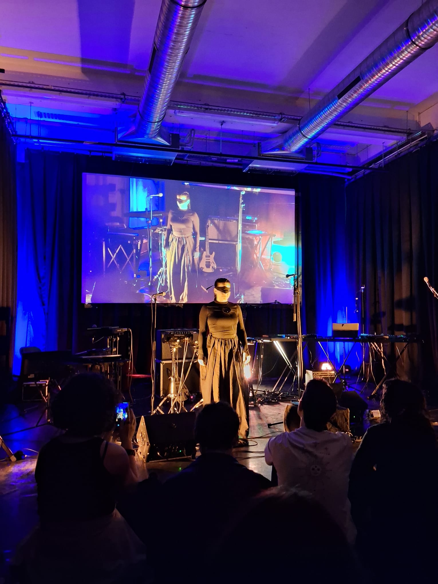 Visuel de l'artiste réalisant la performance du coeur