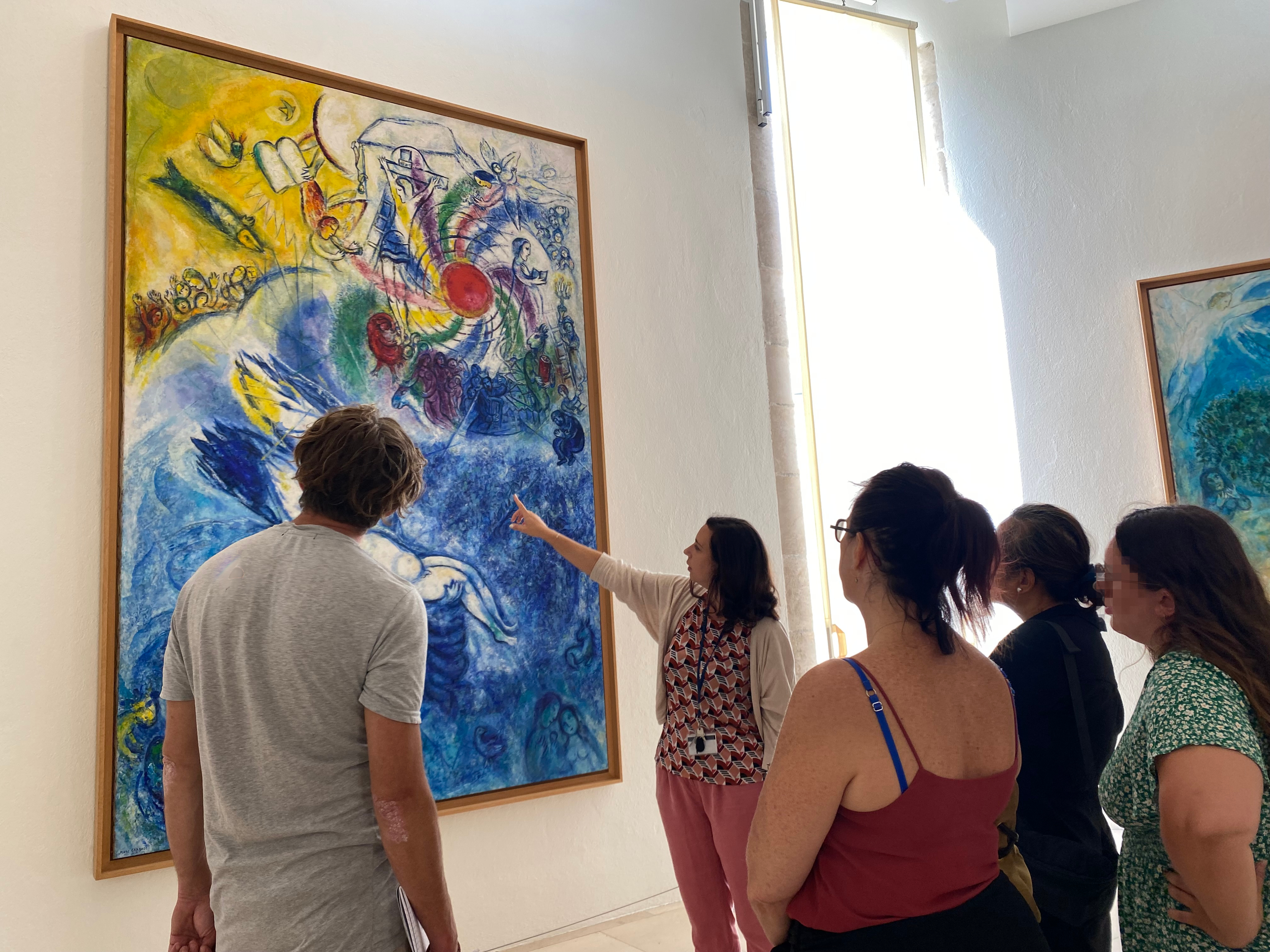 Visites de groupe devant Le tableau de Marc Chagall, "La Création de l'homme", commenté par une guide conférencière, au musée Chagall