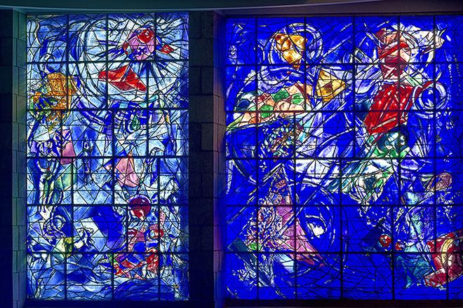La Création du monde, vitraux de Marc Chagall, réalisés en collaboration avec le maître-verrier Charles Marq (1972-1973). Deux grands panneaux de verres colorés, aux tons bleus intenses dominants et qui évoquent les premiers jours de la création du monde.