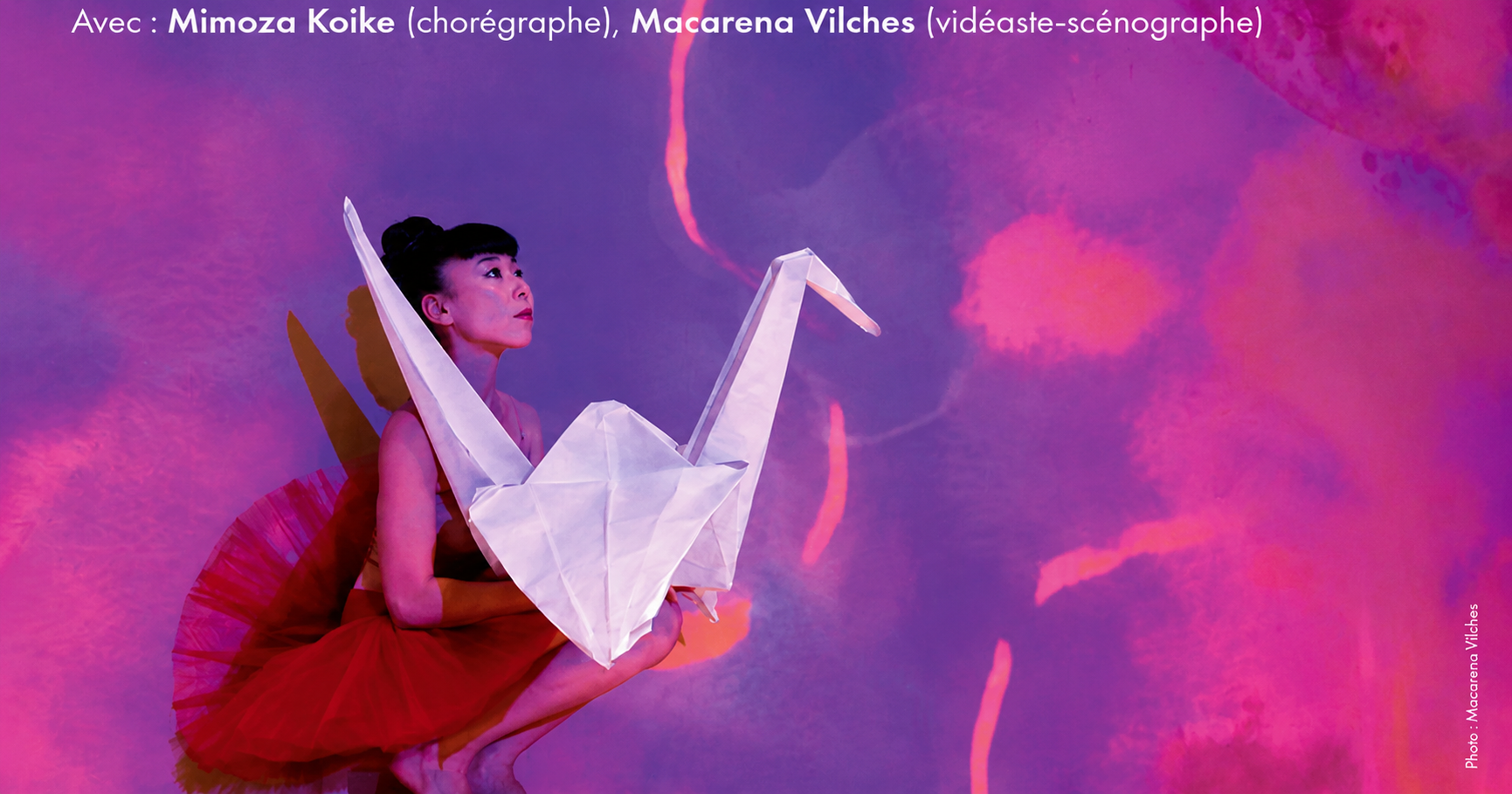 Visuel montrant Mimosa Koike en robe rouge portant un cygne sur fond rose et violet