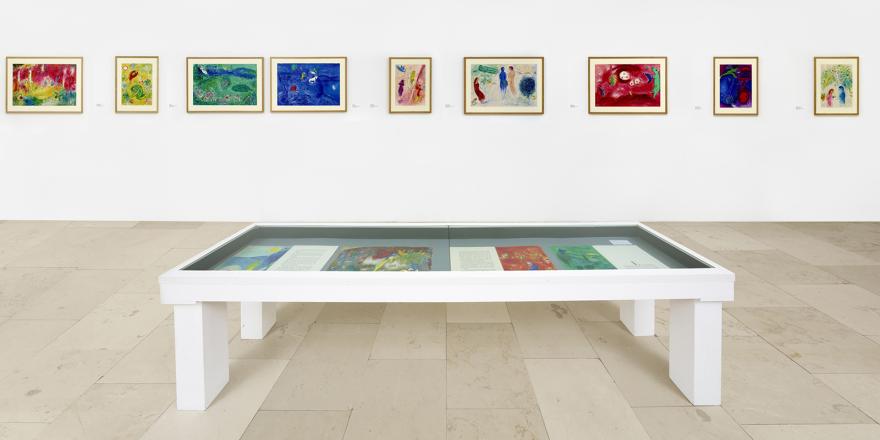 Exposition "Sur la terre des dieux. Marc Chagall et le monde grec", vue de la salle des lithographies illustrant "Daphnis et Chloé". Nice, musée national Marc Chagall. Photo : François Fernandez, 2020. 