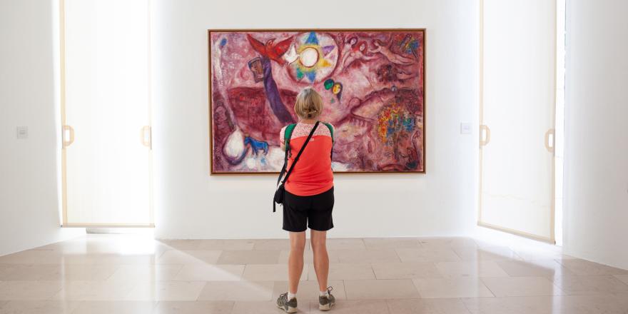 Vue de la salle du Cantique des Cantiques et de l'œuvre de Marc Chagall "Le Cantique des Cantiques V".