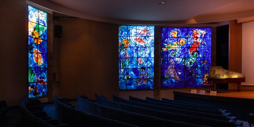 Vue de l'auditorium du musée national Marc Chagall. Marc Chagall, vitrail "La Création du monde", musée national Marc Chagall, Nice. Photo : © Gilles Ehrentrant © ADAGP, Paris, 2020