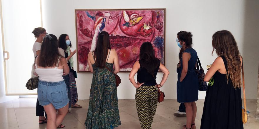 Visite en famille dans la salle du Message Biblique, œuvre de Marc Chagall, "Cantiques des Cantiques III (c) ADAGP, Paris, 2022