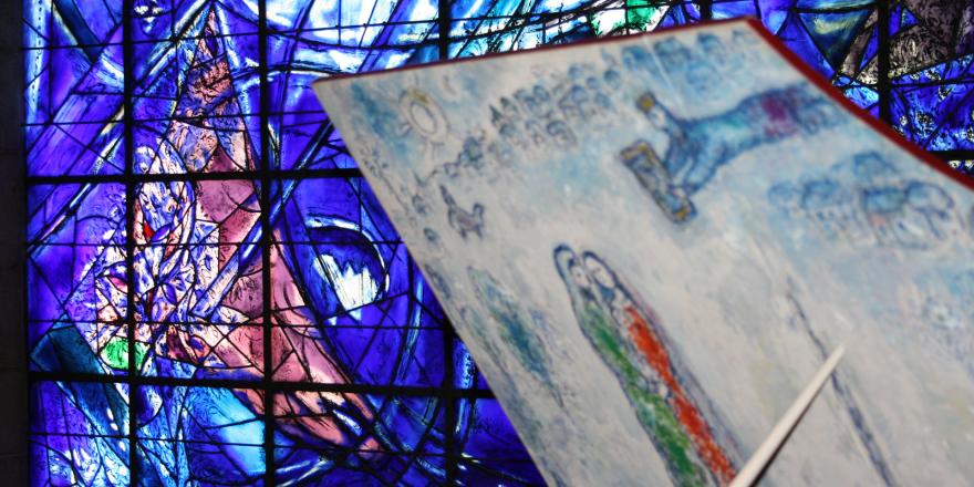 Marc Chagall, vitraux La Création du monde, clavecin, musée Chagall (c) Adagp, Paris, 2022