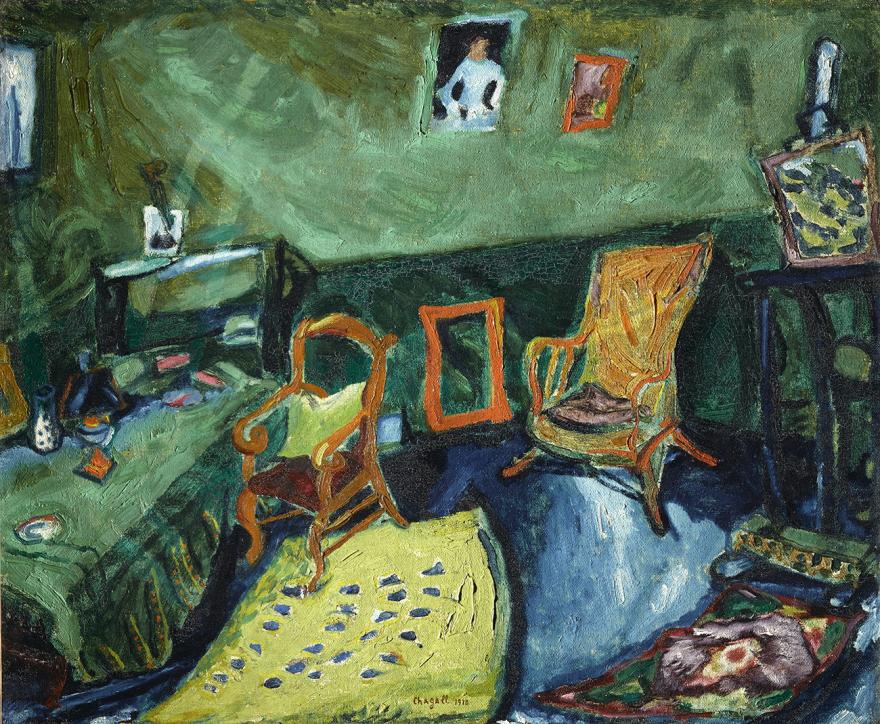 Marc Chagall, L'Atelier, 1910-1911, huile sur toile, vue d'un intérieur avec lit, chaise et fauteuil, couleurs vert, bleu et jaune dominantes