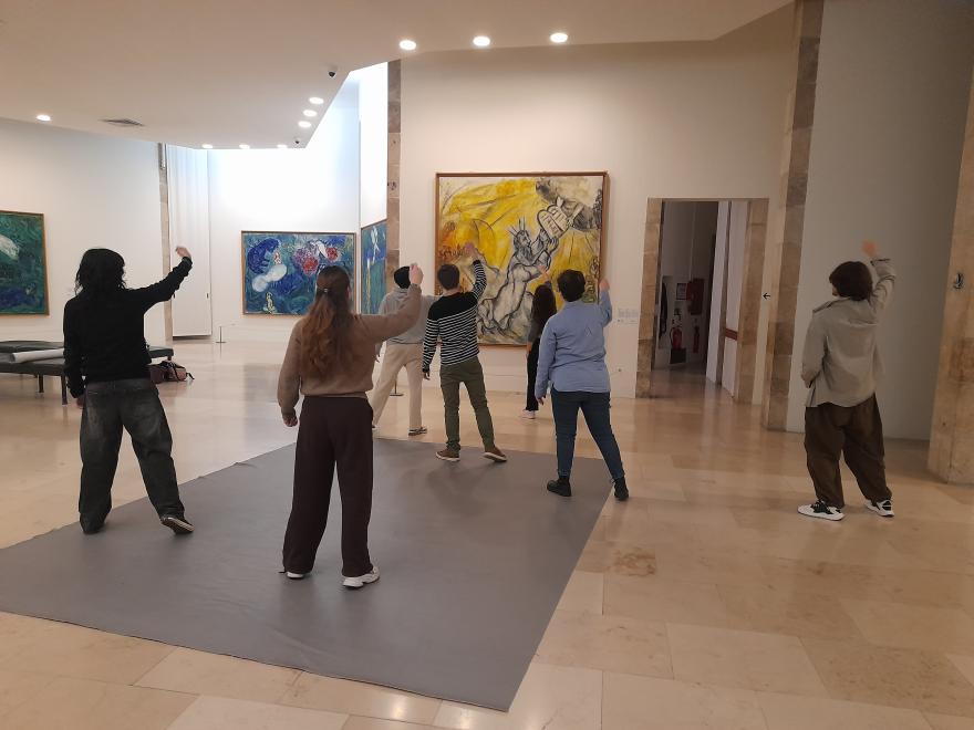 Atelier du beau montrant les participants interprétant une peinture du message biblique par des mouvements dansés