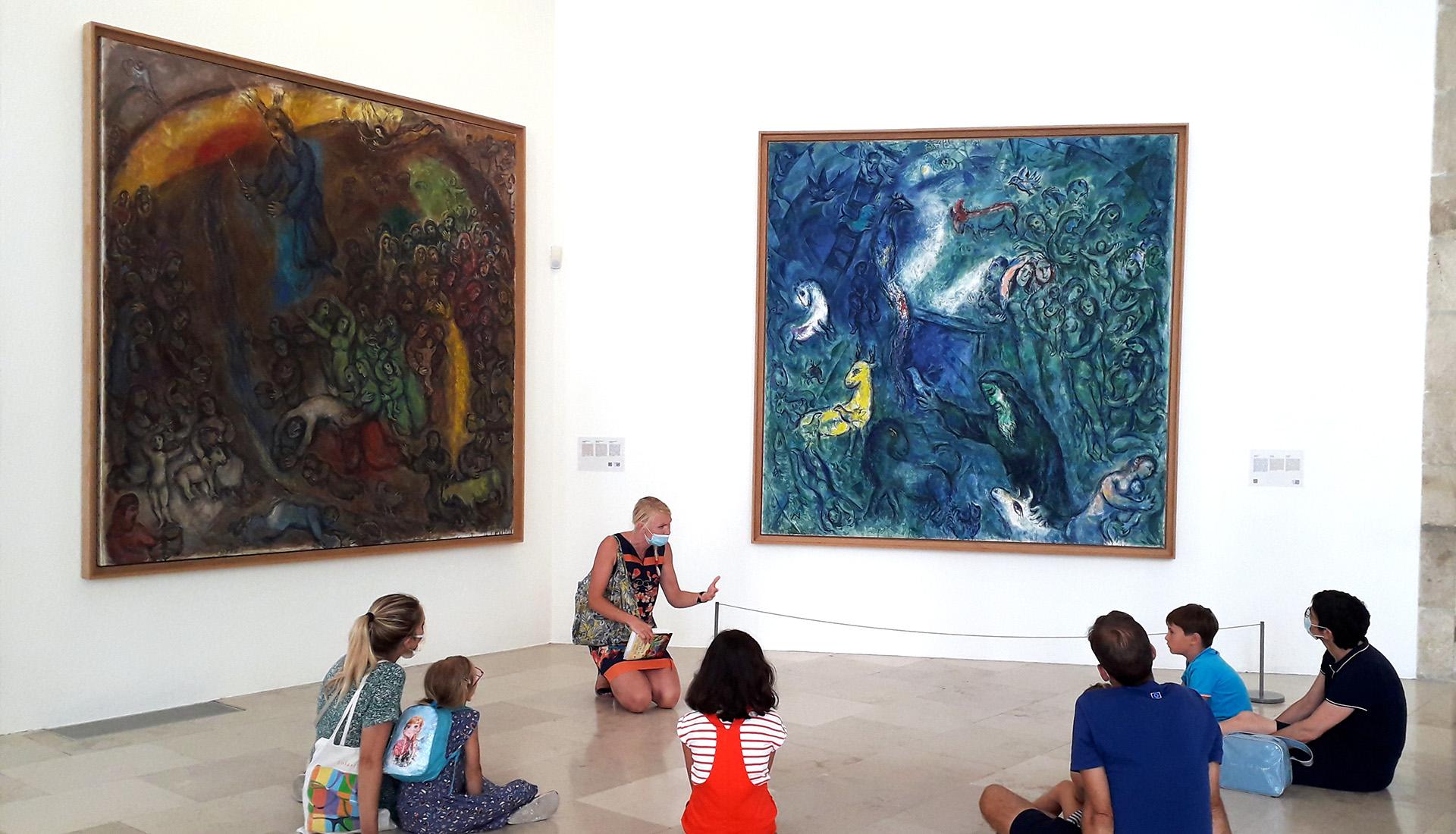 visite guidée, salle du Message Biblique, musée national Marc Chagall, Nice. (c) ADAGP, Paris, 2021