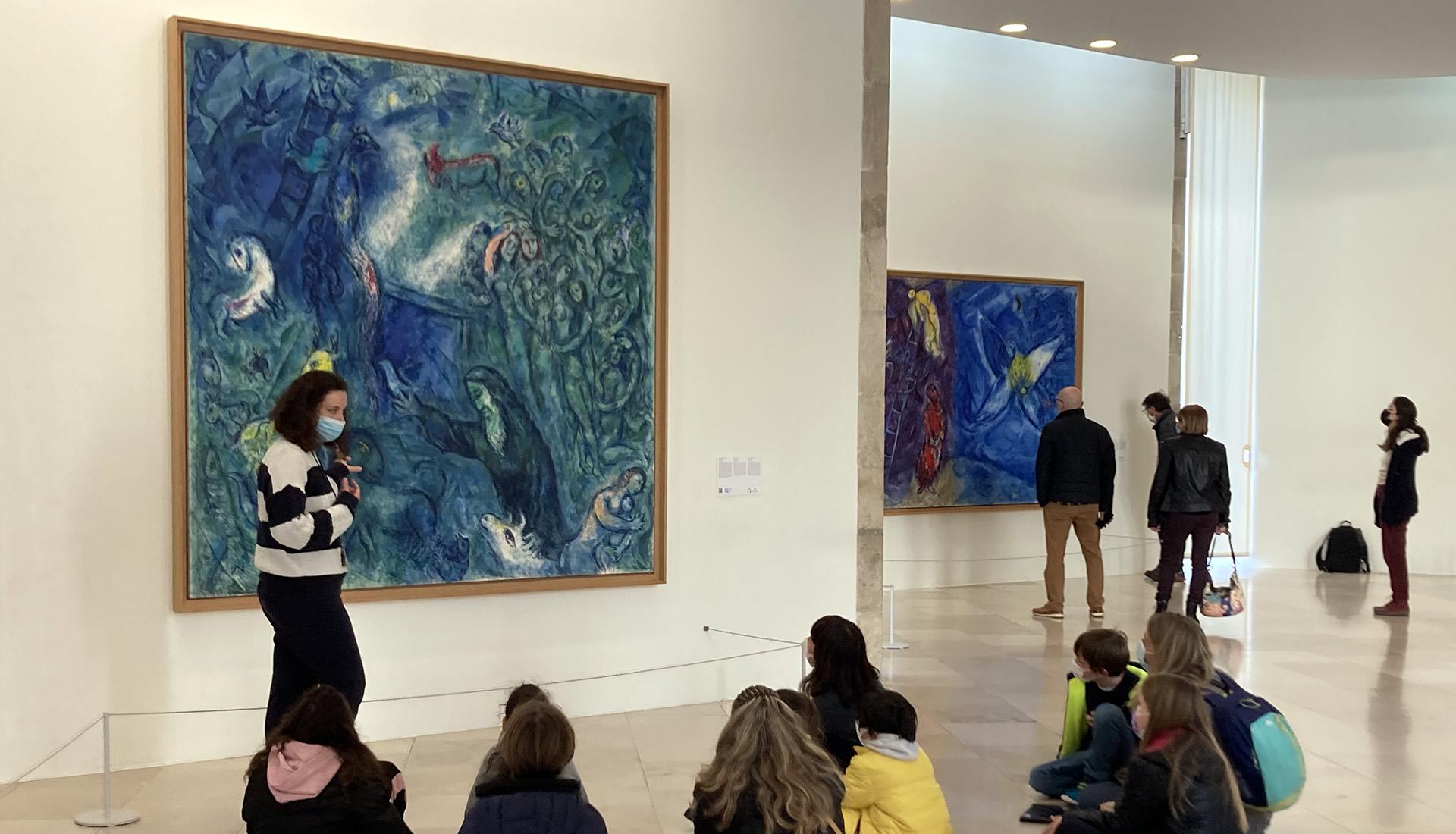 Visite jeune public dans la salle du Message Biblique, devant l'œuvre de Marc Chagall, "L'Arche de Noé" (1961-1966, huile sur toile). Nice, musée national Marc Chagall. Photo : © DR / musées nationaux du XXe siècle des Alpes-Maritimes © Adagp, Paris, 2022.