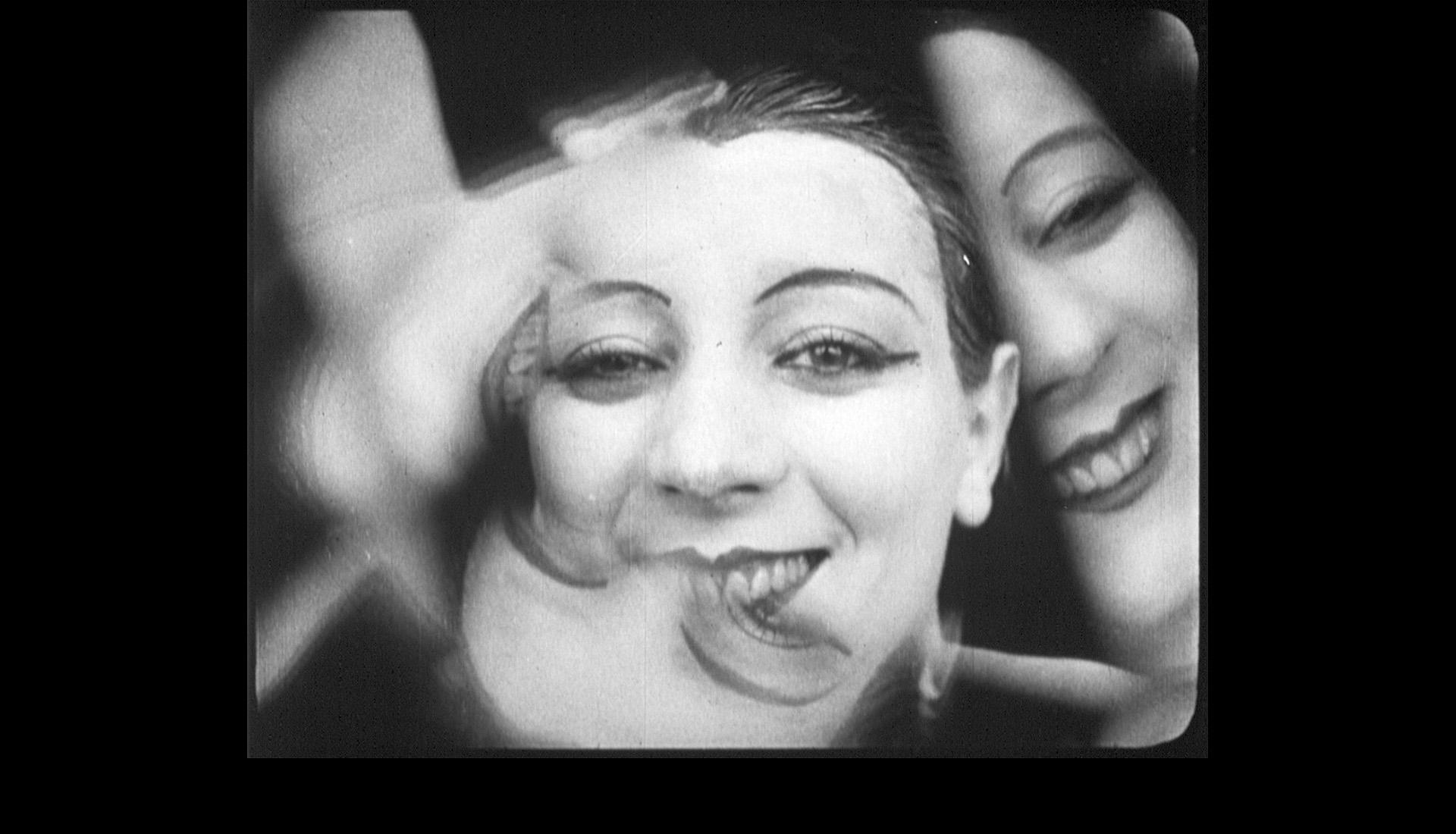 Photogramme représentant Kiki de Montparnasse filmée avec un vortographe dans Ballet mécanique, de Fernand Léger et Dudley Murphy (1923-1924). Film 35 mm en noir et blanc silencieux. Coréalisation: Dudley Murphy. Collaboration: Man Ray. Musique: Georges Antheil. Photo © Light Cone (Paris) / Bruce Posner © ADAGP, Paris, 2024