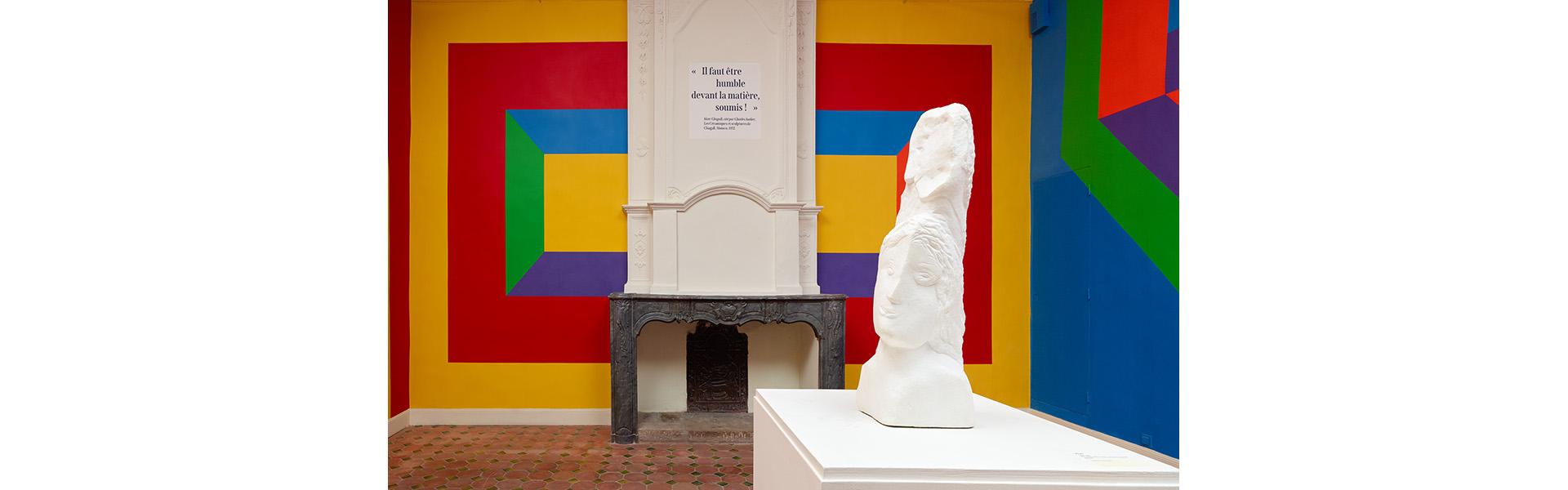 Vue de l'exposition : une œuvre de Sol Le Witt et une sculpture de Marc Chagall