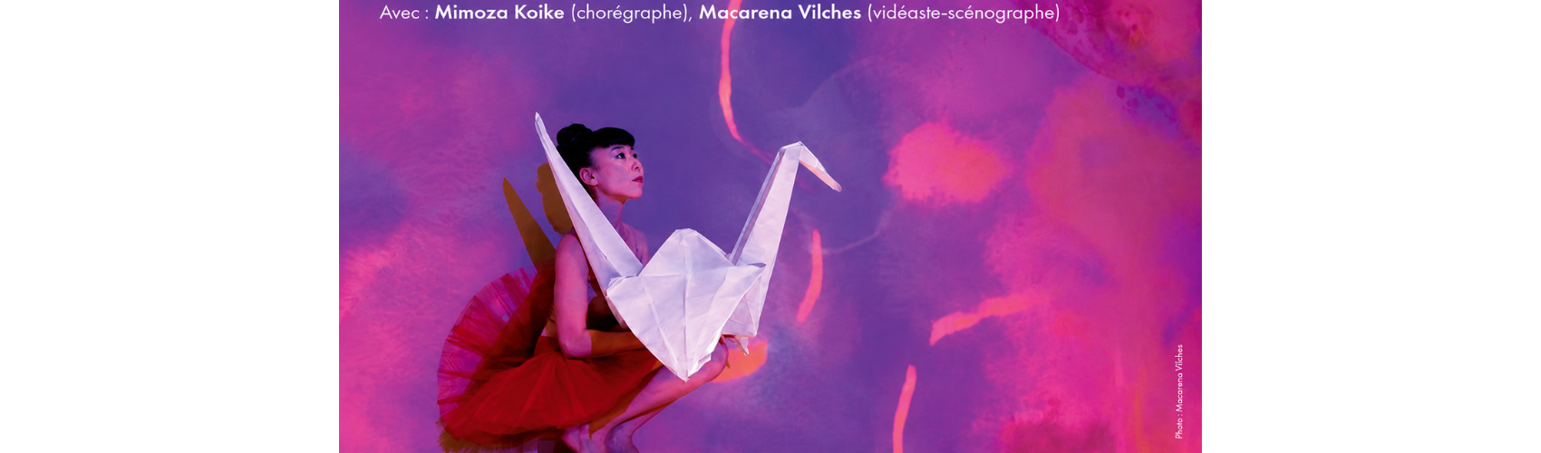 Mimosa Koike en robe rouge portant un cygne sur fond rose et violet