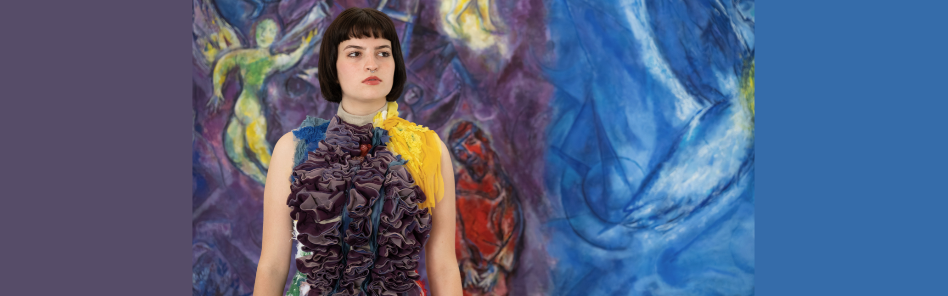 Visuel en format bannière d'une modèle du lycée des cotteaux portant un costume en écho avec la peinture