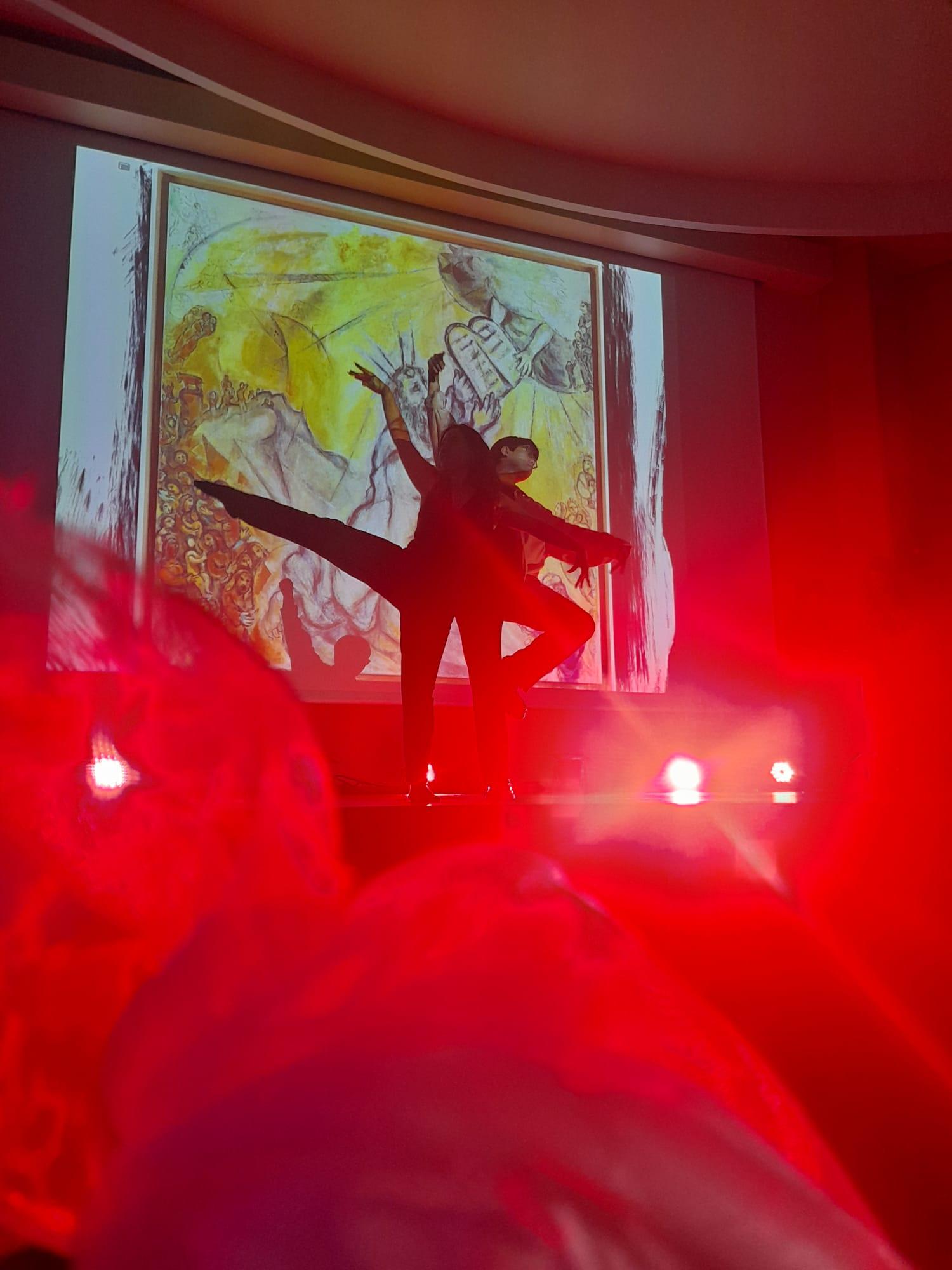 Visuel montrant deux participants lors de l'Atelier du Beau sur la scène de l'auditorium