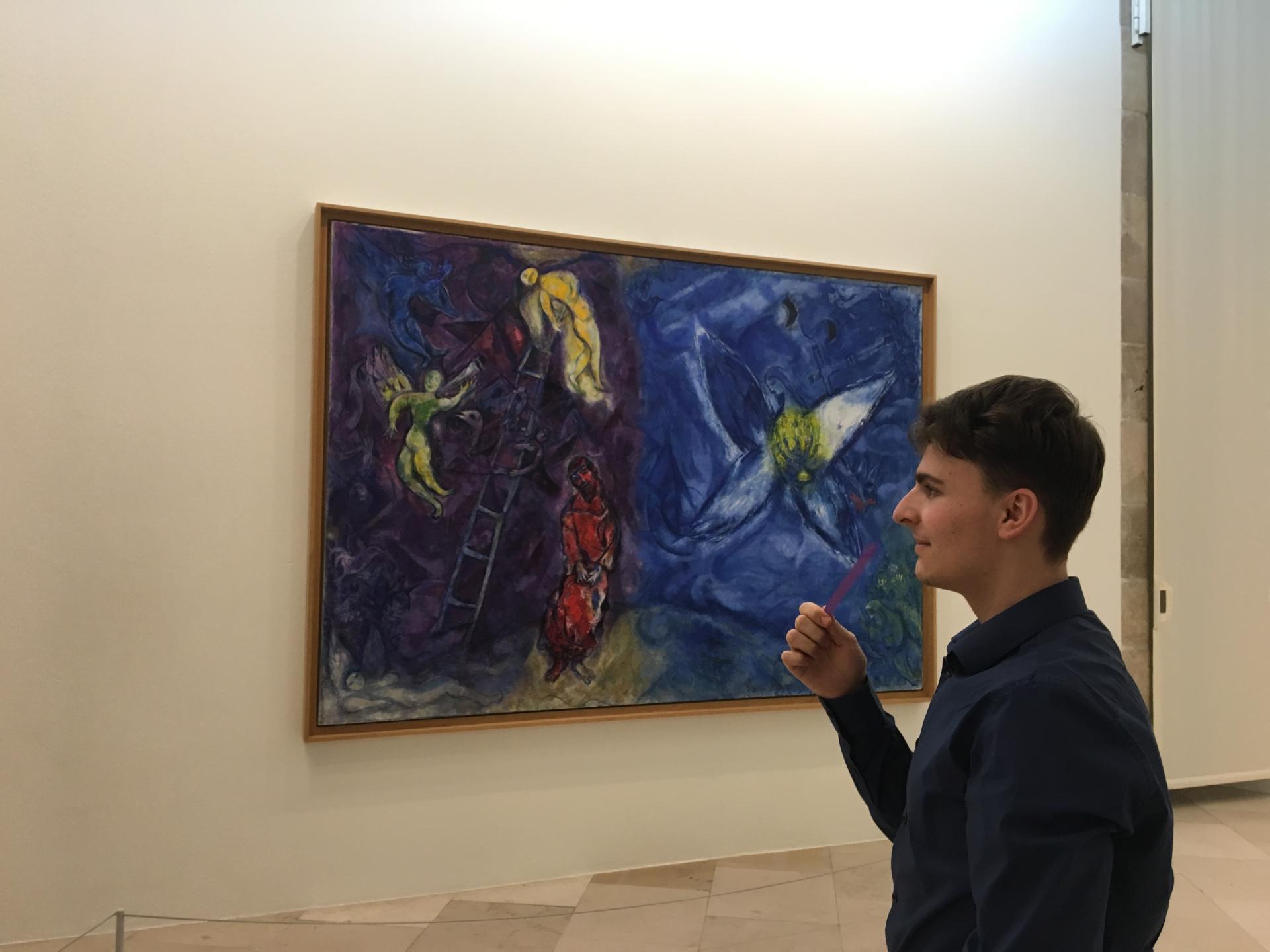 Visuel montrant un étudiant lors d'un atelier olfactif de l'Atelier du Beau