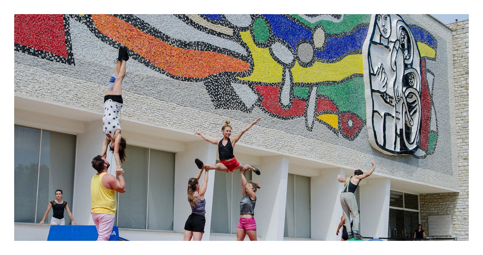 Parade cirque des élèves de Piste d'Azur au musée Fernand Léger, Biot, 2018. (c) Photo : Anthony Kryzmanic