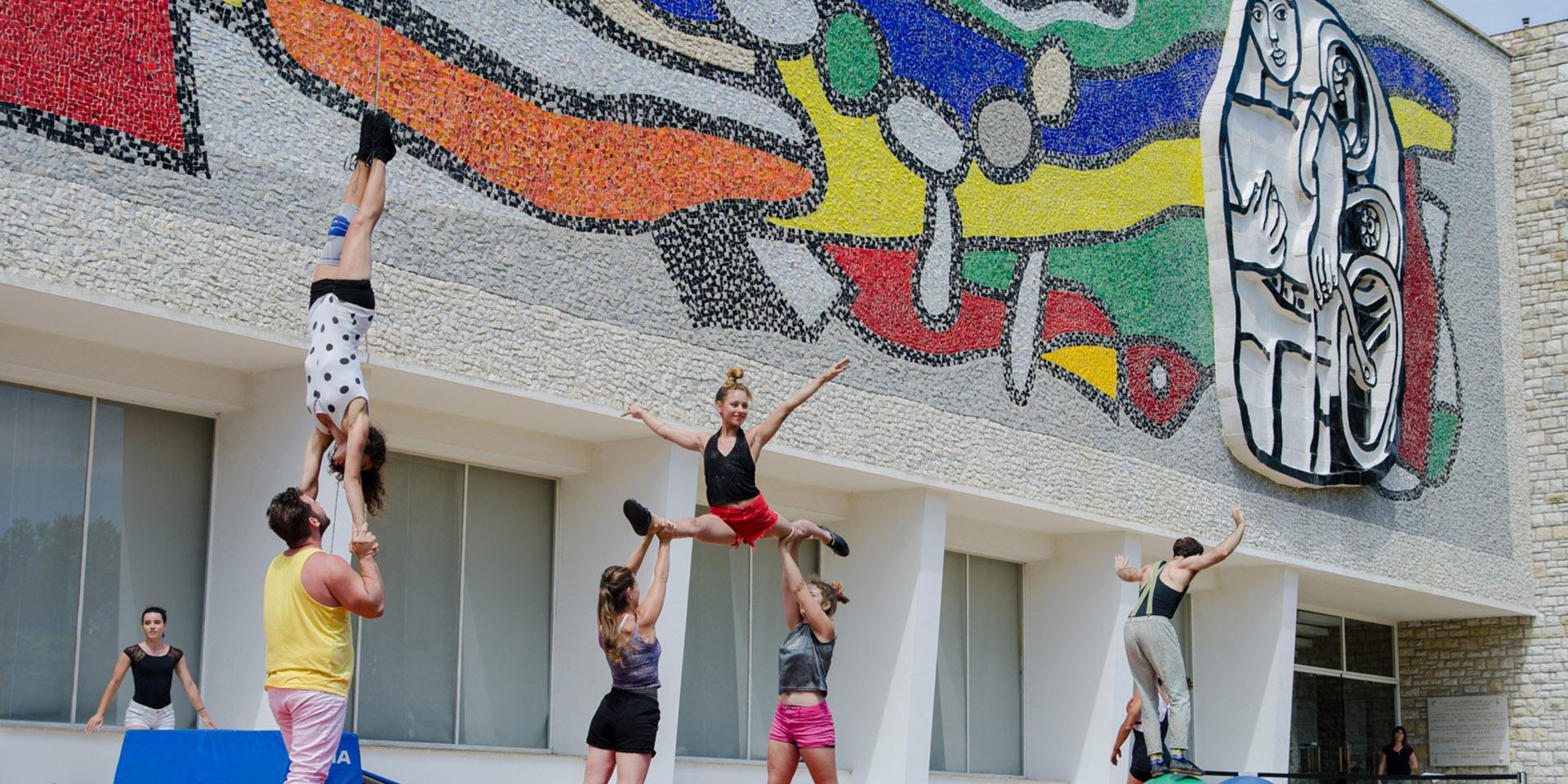 Parade cirque des élèves de Piste d'Azur au musée Fernand Léger, Biot, 2018. (c) Photo : Anthony Kryzmanic