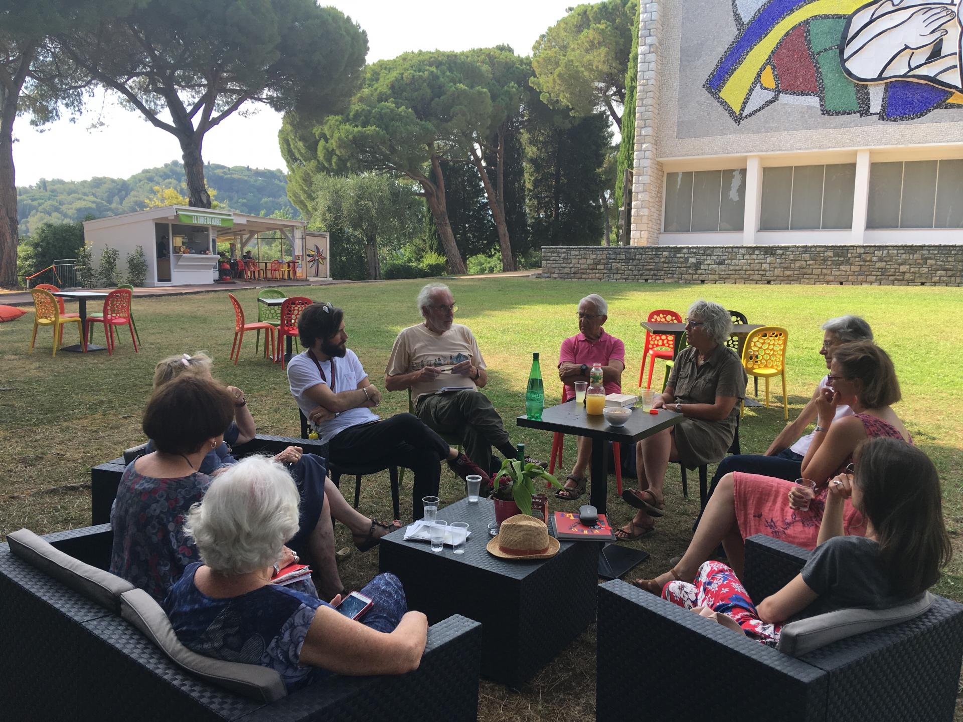 Séance « Café lecteurs adultes » dans le parc du musée, avec l’équipe de la médiathèque communautaire Sonia-Delaunay de Biot. Photo : DR / musée national Fernand Léger, 2020.