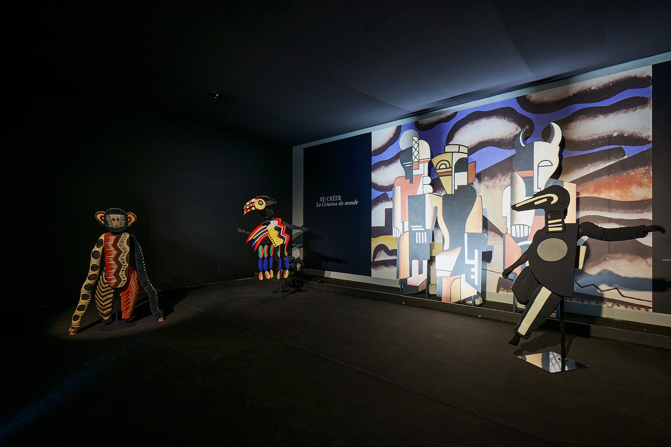 Photo montrant l'exposition Léger et La Création du Monde avec des costumes recrées et un fond de scène