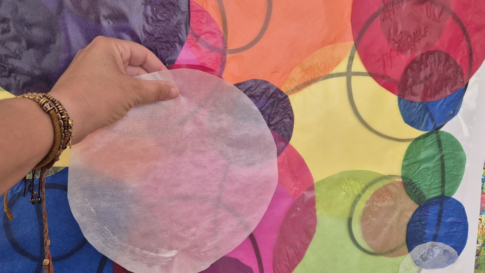 Visuel montrant des formes circulaires sur fond coloré