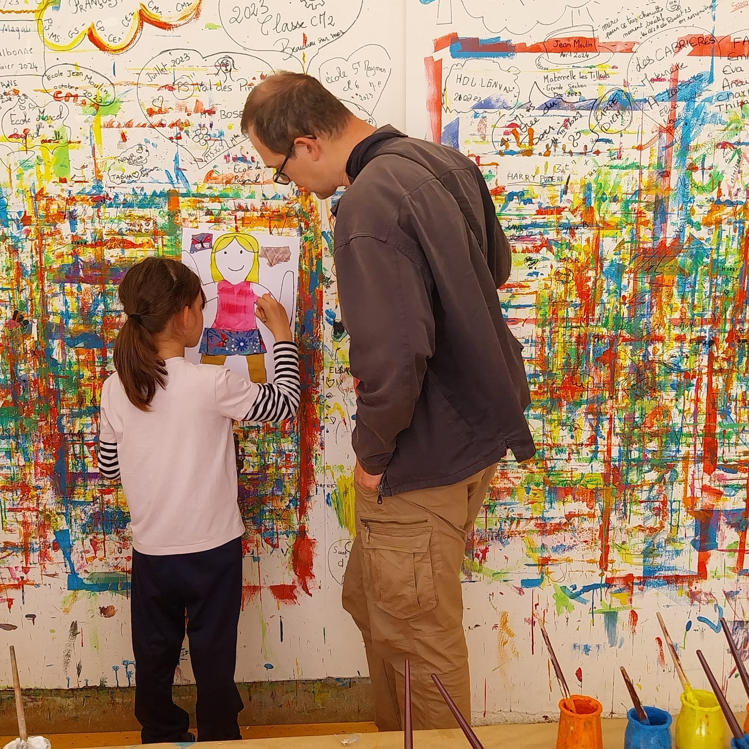 Visuel d'un atelier créatif à Léger montrant une enfant dessiner
