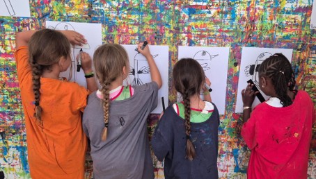 Enfants en train de déssiner