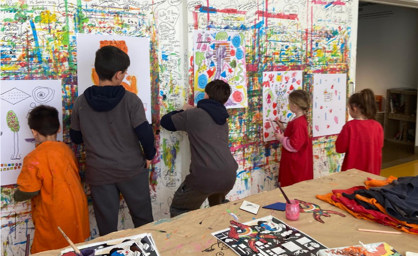 enfants entrain de peindre durant l'atelier