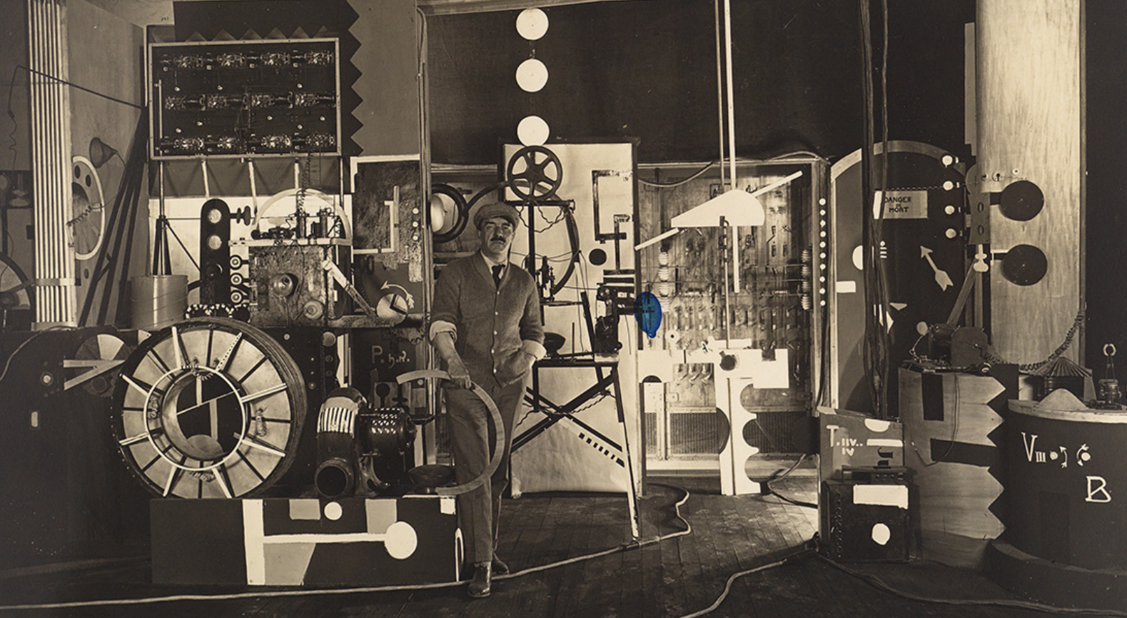 Photo de Léger devant le décor du film