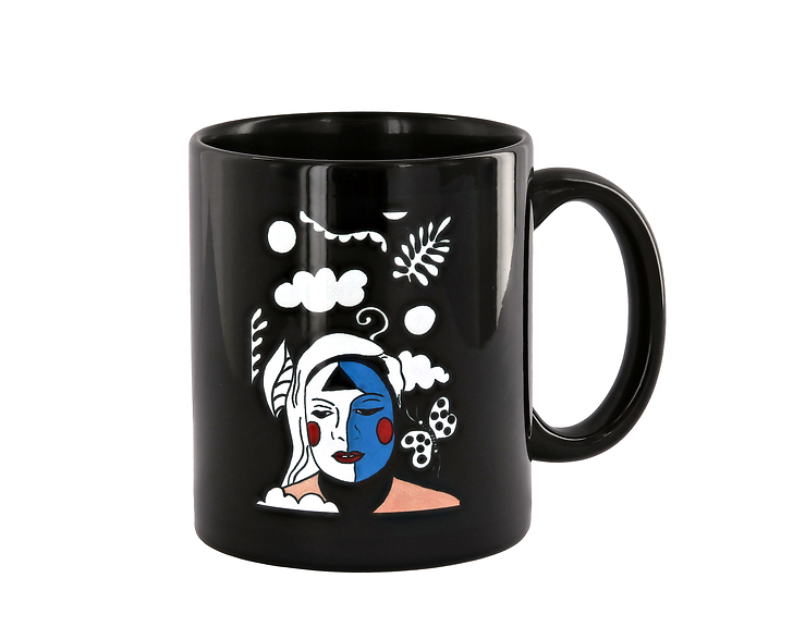 Tasse noire reprenant le visuel de l'exposition
